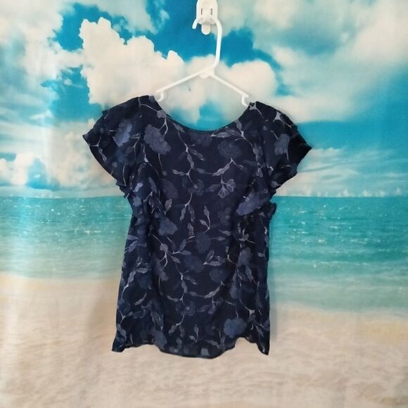 NWT: Gap woman's short sleeve blouse. - Picture 2 of 6